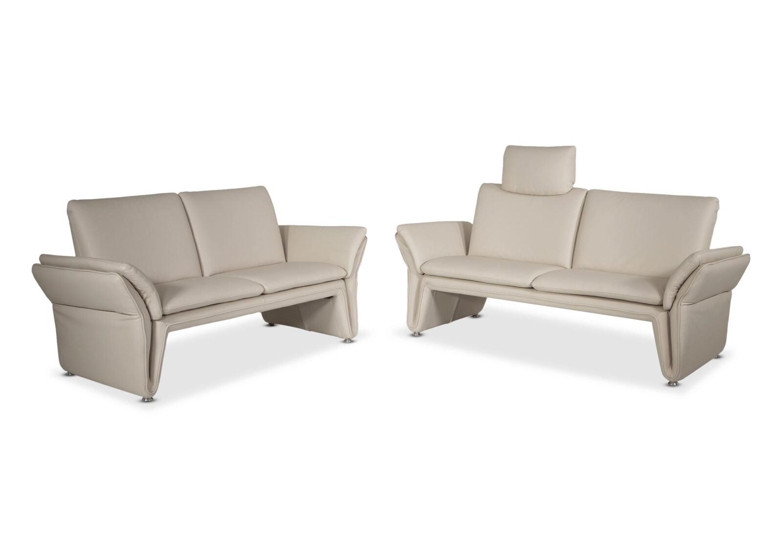 Polstergruppe Loto mit 2er und 2.5er Sofa. Bezug: Leder. Farbe: Beige. Erhältlich bei Möbel Gallati.