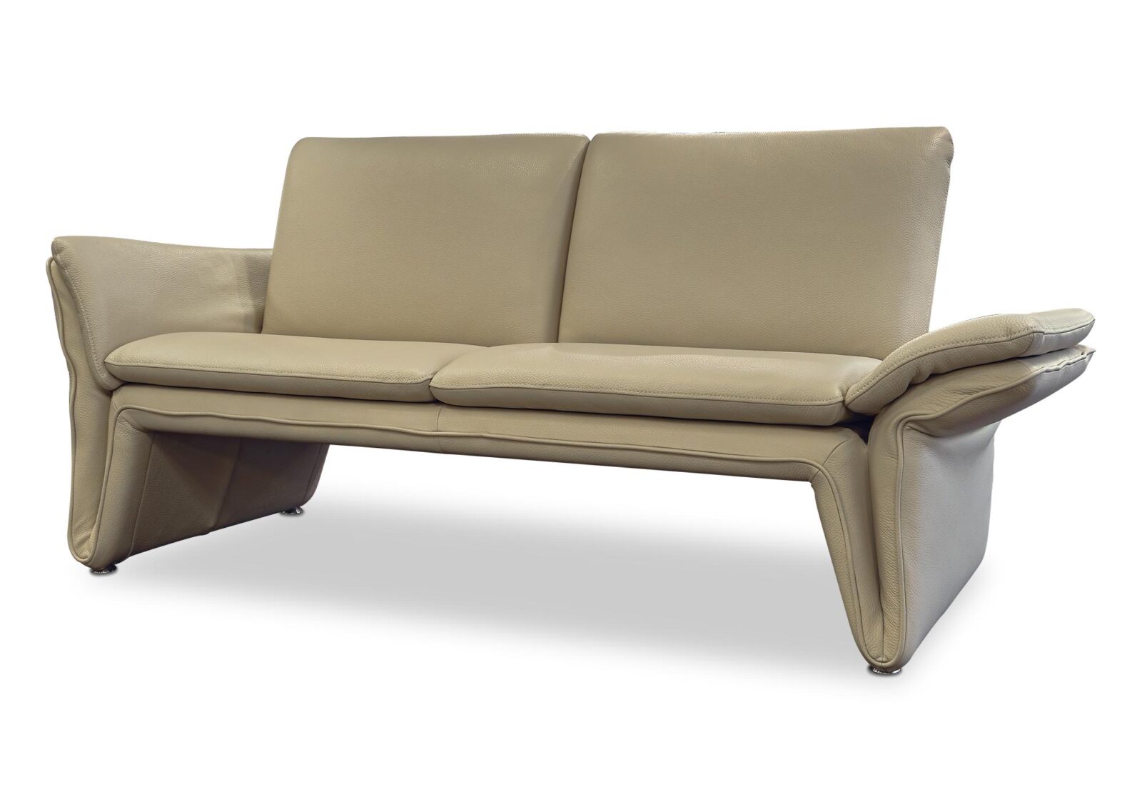 2.5er Sofa Loto  Leder oder Stoff. Bezug: Leder. Farbe: Beige. Erhältlich bei Möbel Gallati.