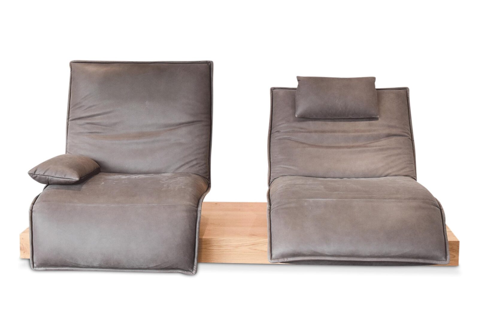 2er Sofa Epos mit Sitzverstellung. Bezug: Leder. Farbe: Mud. Erhältlich bei Möbel Gallati.