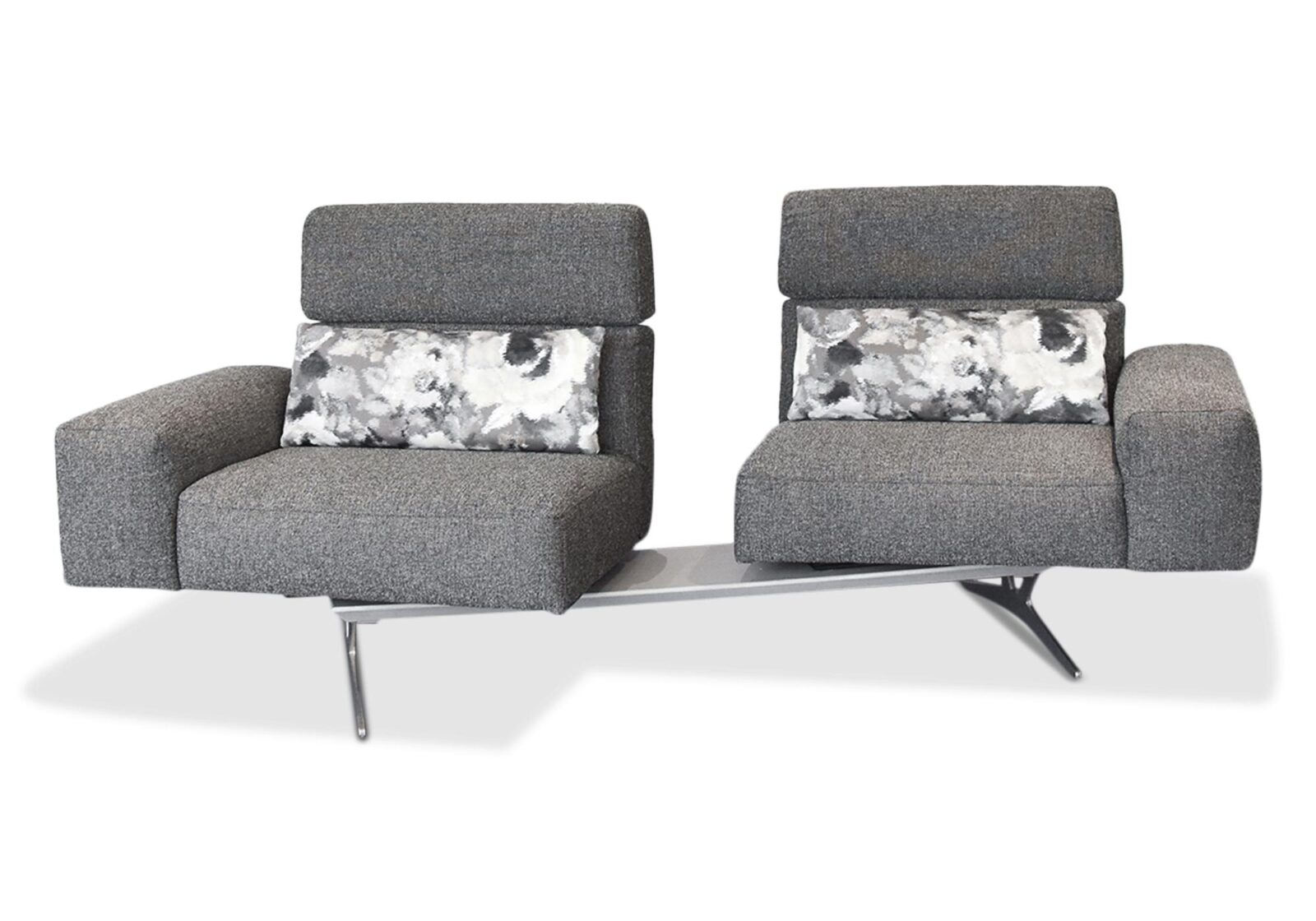 2.5er Sofa Monroe mit Drehstopp. Bezug: Stoff. Farbe: Grau. Erhältlich bei Möbel Gallati.