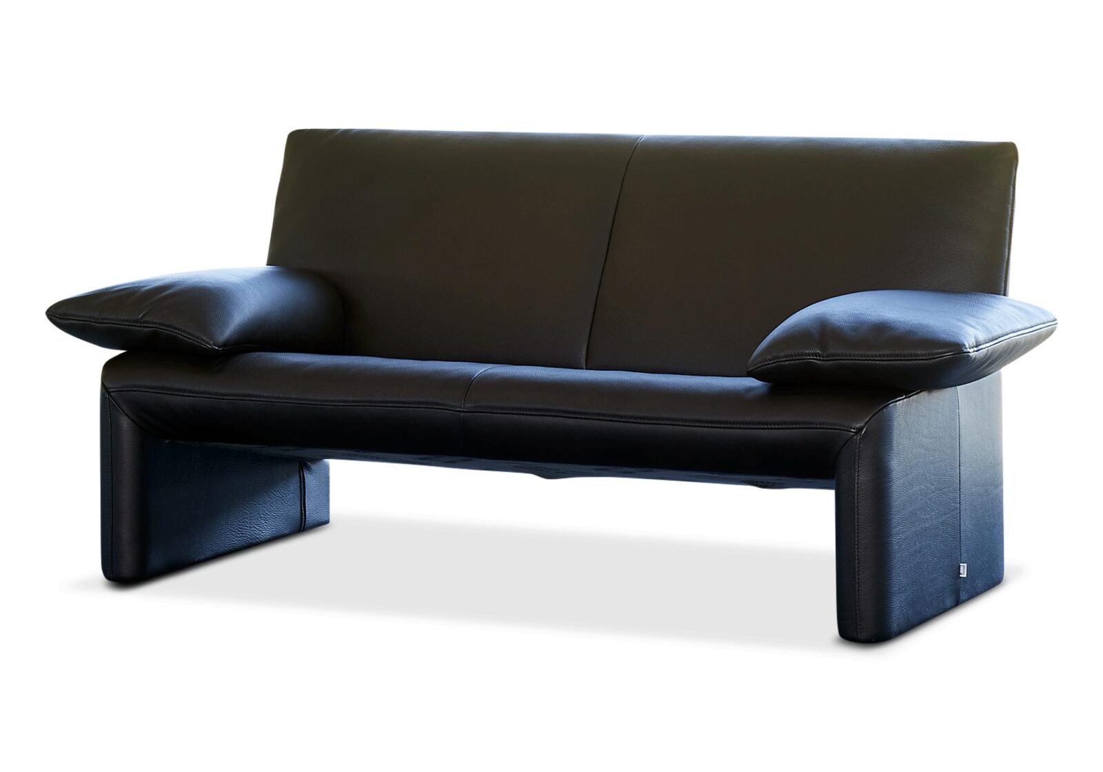 2.5er Sofa mit verstellbaren Armlehnen. Bezug: Leder. Farbe: Schwarz. Erhältlich bei Möbel Gallati.