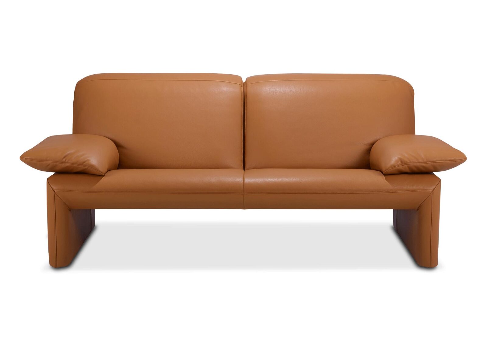 2.5er Sofa Linea Jori  verstellbare Armlehnen. Bezug: Leder. Farbe: Braun. Erhältlich bei Möbel Gallati.