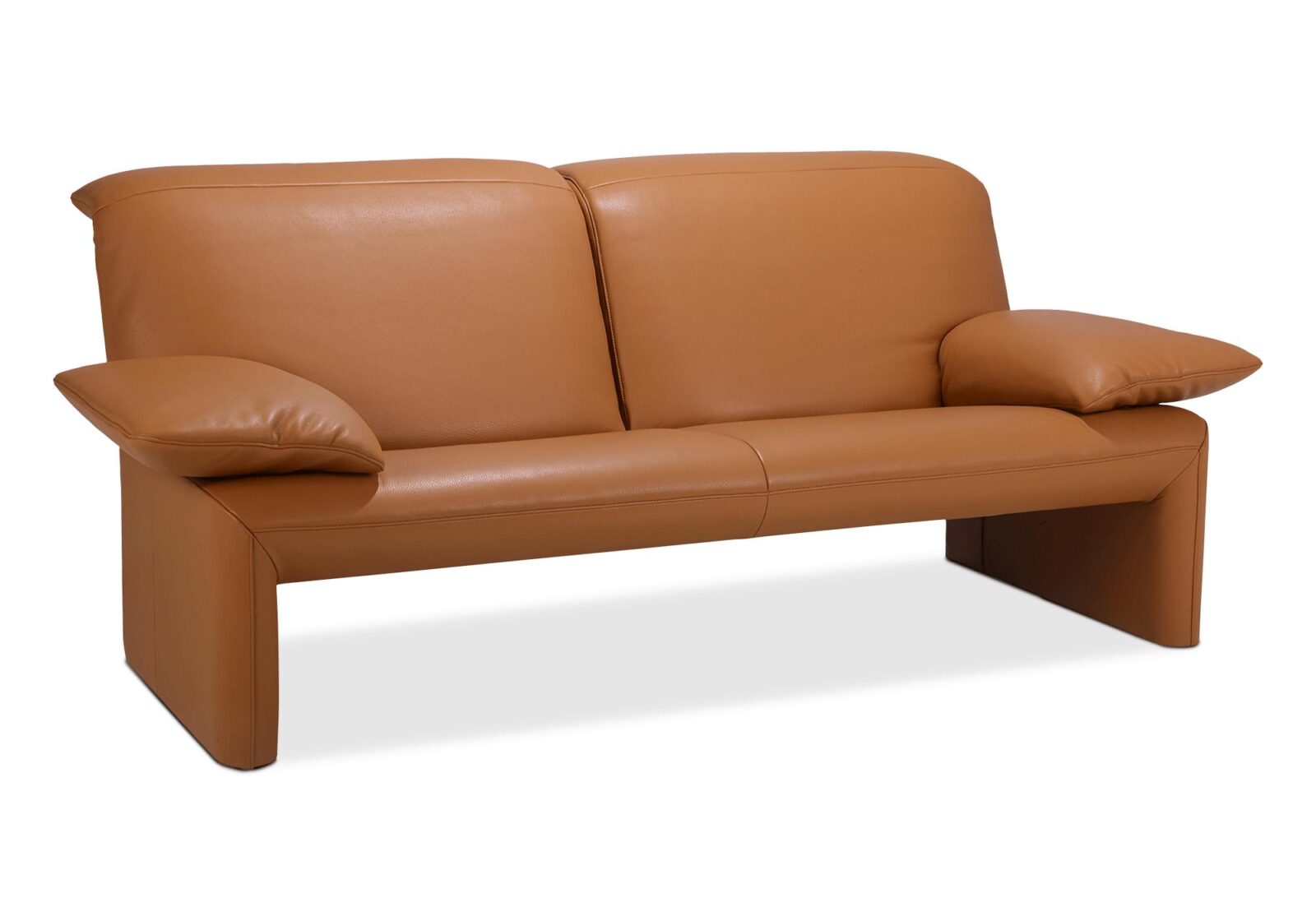 3er Sofa Linea Jori  verstellbare Armlehnen. Bezug: Leder. Farbe: Braun. Erhältlich bei Möbel Gallati.