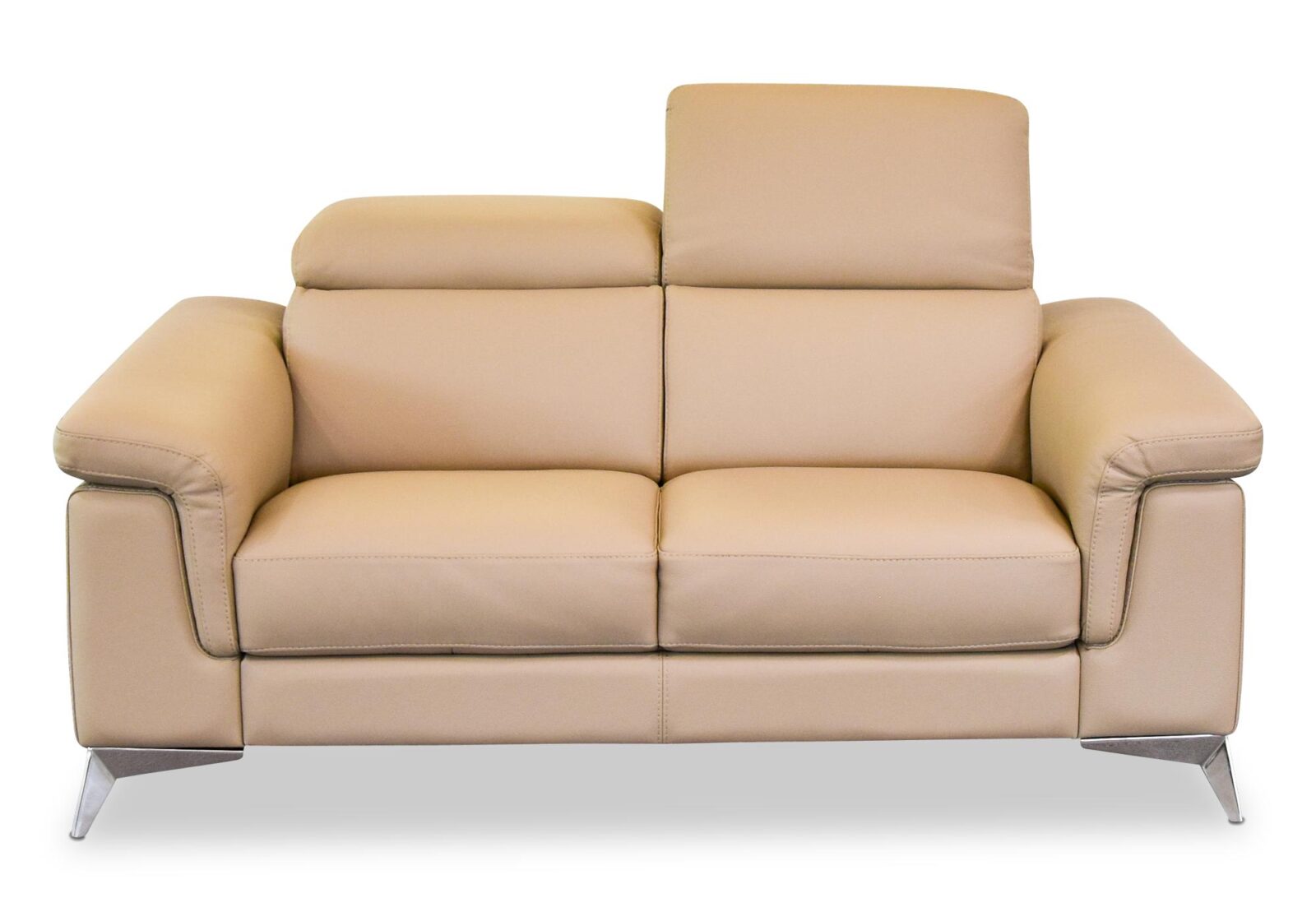 2er Sofa Ever mit verstellbarem Kopfteil. Bezug: Leder. Farbe: Biscotto. Erhältlich bei Möbel Gallati.
