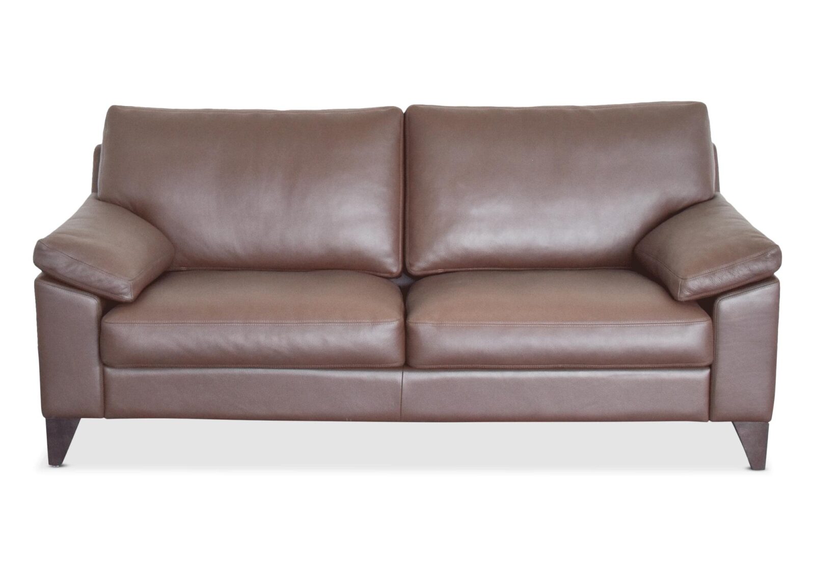 2er Sofa Ronco aus Buchenholz. Bezug: Leder. Farbe: Braun. Erhältlich bei Möbel Gallati.