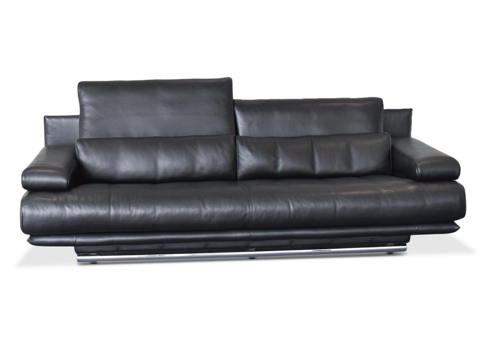 Sofa 6500 Rolf Benz aus Massivholz. Bezug: Leder. Farbe: Schwarz. Erhältlich bei Möbel Gallati.