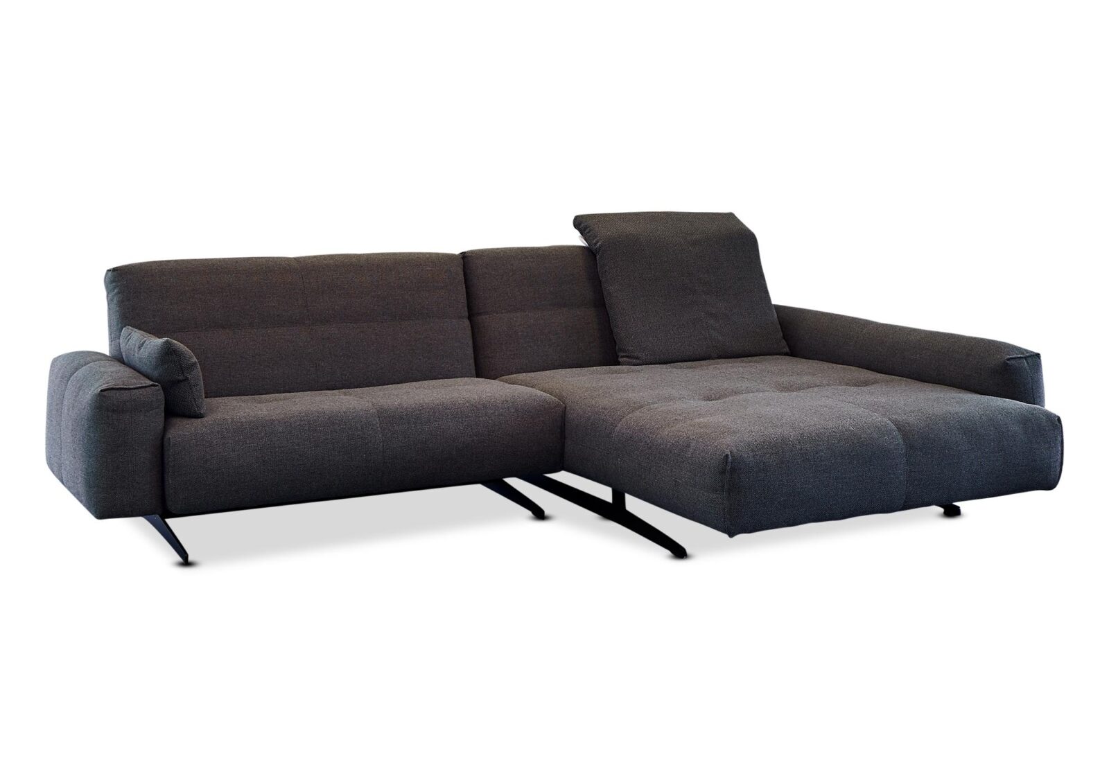 Sofa B50 Rolf Benz mit Longchair. Bezug: Stoff. Farbe: Anthrazitgrau. Erhältlich bei Möbel Gallati.