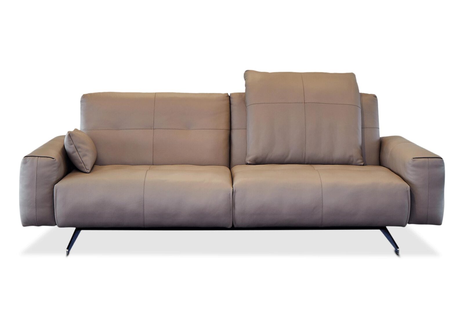 Sofa B50 Rolf Benz mit Rückenverstellung. Bezug: Leder. Farbe: Beigegrau. Erhältlich bei Möbel Gallati.
