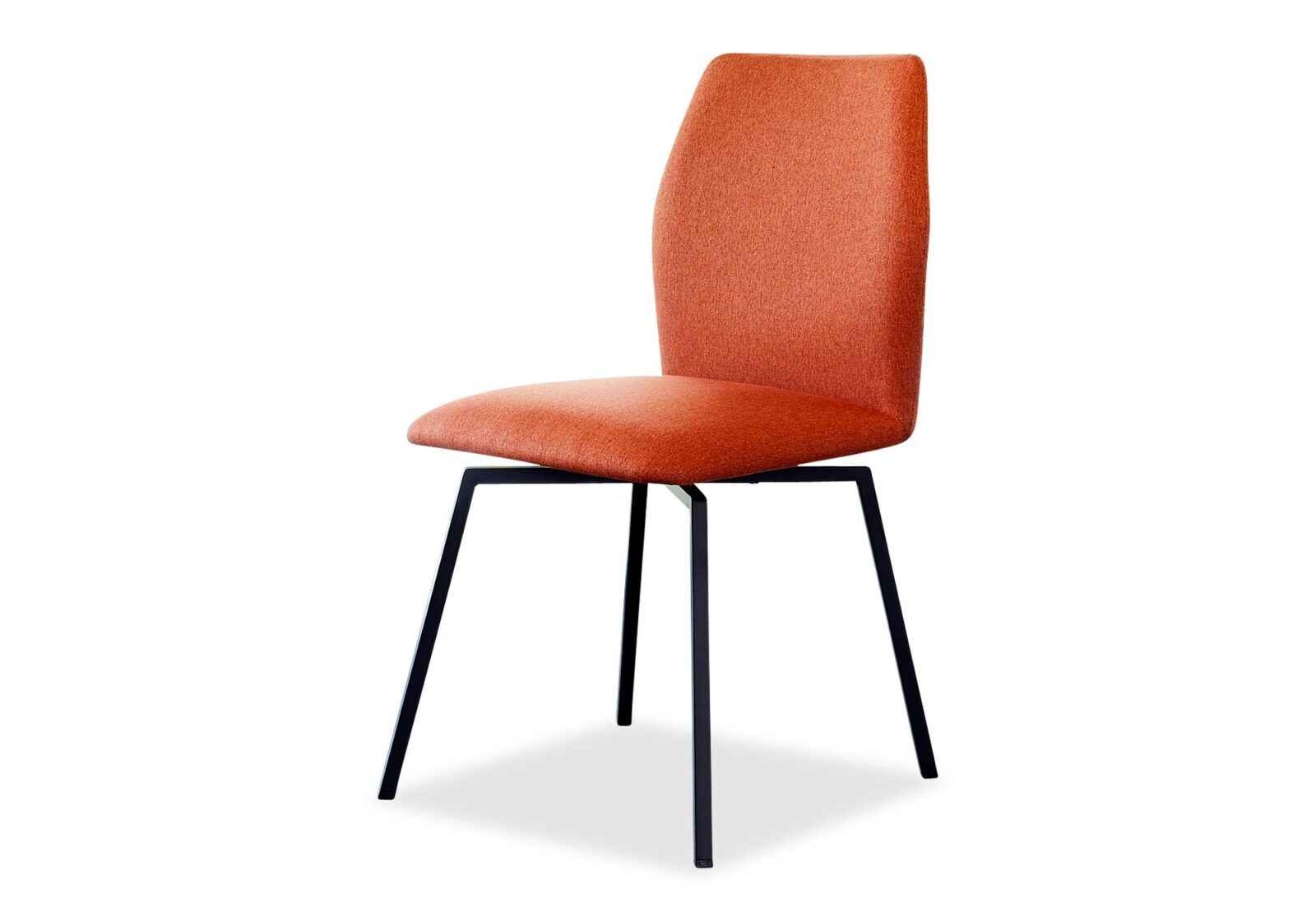 Drehbarer Stuhl Hexa. Bezug: Stoff. Farbe: Orange. Erhältlich bei Möbel Gallati.