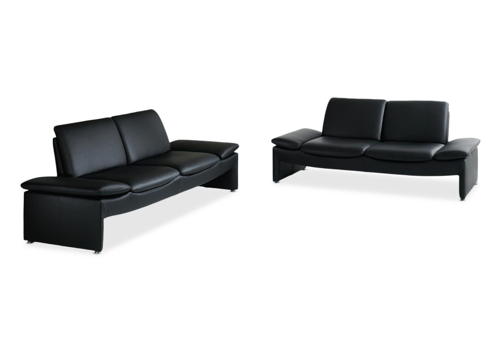 Polstergruppe Baccara mit 3er und 2.5er Sofa. Bezug: Leder. Farbe: Schwarz. Erhältlich bei Möbel Gallati.