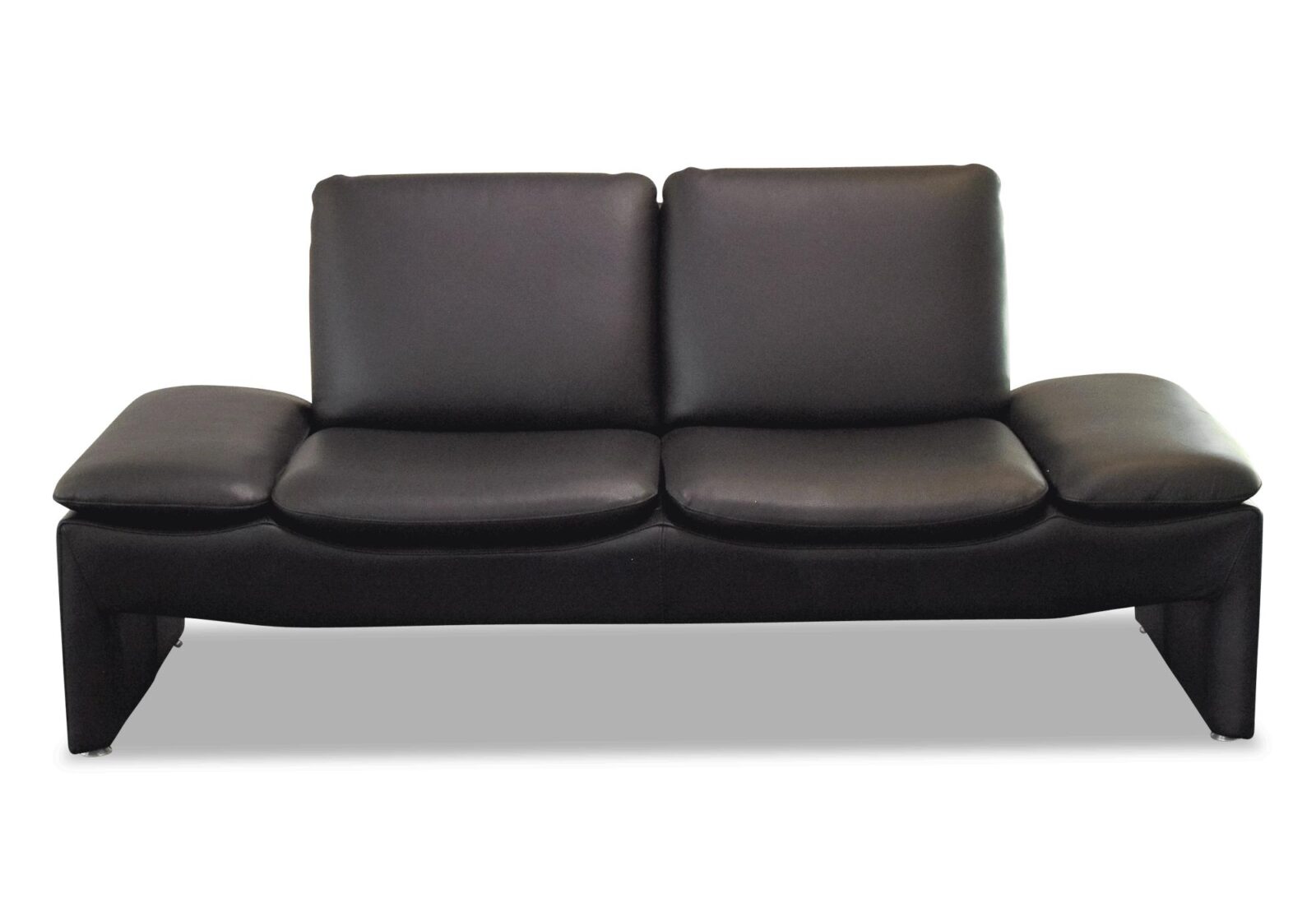 Sofa Baccara mit verstellbaren Armlehnen. Bezug: Leder. Farbe: Schwarz. Erhältlich bei Möbel Gallati.