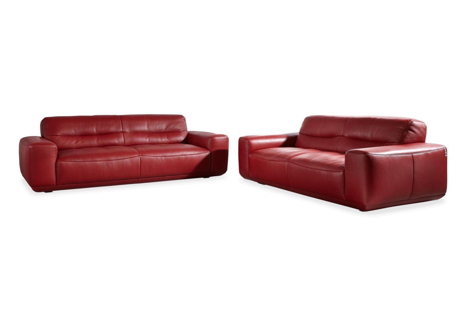 Polstergruppe Jodie mit 2er und 2.5er Sofa. Bezug: Leder. Farbe: Kaminrot. Erhältlich bei Möbel Gallati.