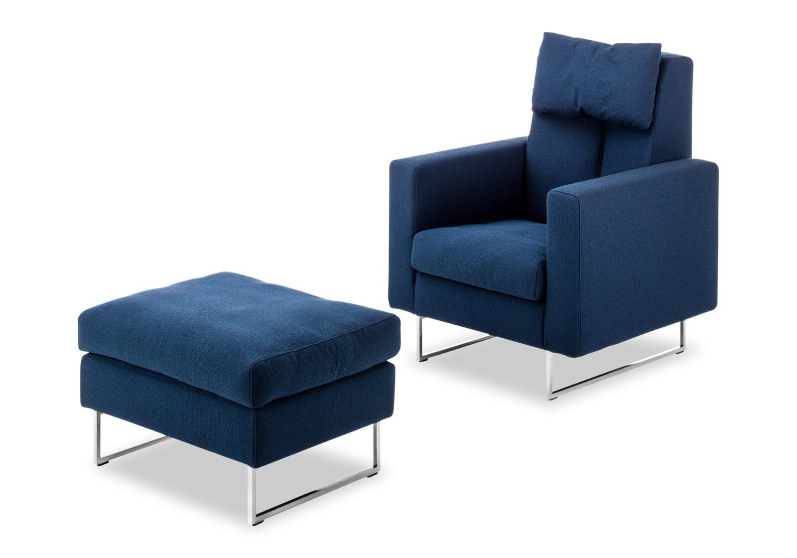 Sessel mit Hocker mit Armlehnen. Bezug: Stoff. Farbe: Dunkelblau. Erhältlich bei Möbel Gallati.
