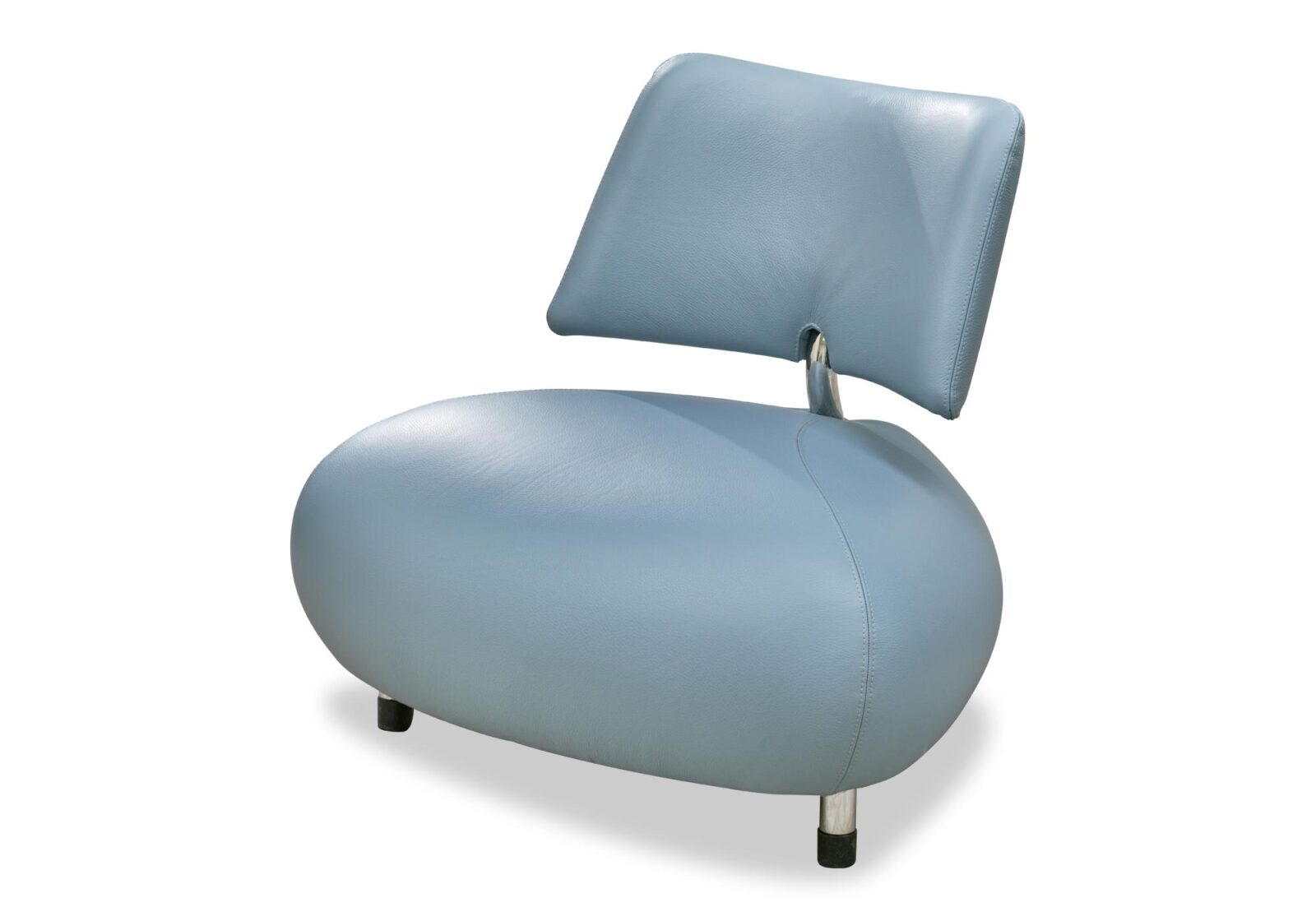 Sessel Pallone mit Rückenlehne. Bezug: Leder. Farbe: Babyblau. Erhältlich bei Möbel Gallati.